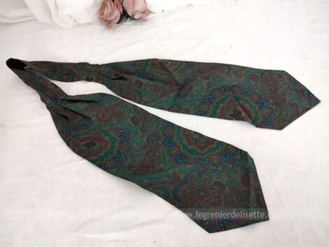 Voici un ancien foulard modèle Ascot en soie sur fond vert Empire et arabesques bordeaux de la marque vintage Old River.