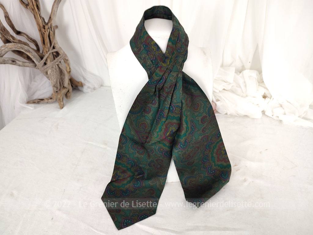 Voici un ancien foulard modèle Ascot en soie sur fond vert Empire et arabesques bordeaux de la marque vintage Old River.