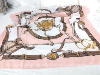 Voici un foulard vintage soie synthétique, 100 % polyester de 73 x 75 cm sur fond rose pastel, on découvre en thème le monde équestre avec de beaux dessins.