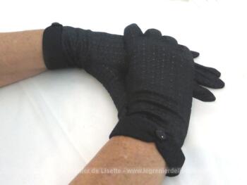 Taille 7 1/2 ou 8, voici une paire de gants vintage en polyester et élasthanne en mailles ajourés et un petit revers au poignet avec un pli formé par un bouton.