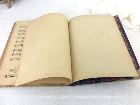 Voici un grand recueil broché de plusieurs partitions d'opéras, avec signature et la date de 1892 manuscrite sur la page de garde.
