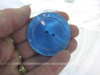 Voici un lot de 3 grands boutons vintages en nacre épaisse de couleur bleue de 4 cm de diamètre et 3 mm d'épaisseur. Datant des années 60/70, ils attendent une nouvelle vie !