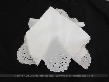 Ancien petit mouchoir de mariée en dentelle ajourée avec broderie sur tout le pourtour en vagues.