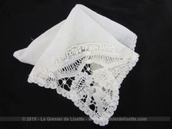 Voici un ancien mouchoir de 19 x 19 cm en batiste blanche décoré dans un angle de superbe dentelle belge et de la broderie Souvenir de Bruxelles.