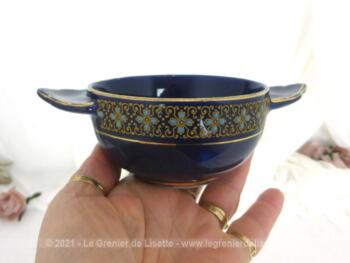 Ancienne petite tasse à oreilles estampillée et numérotée dans le style "Henriot" de 14 cm de large au total et de 4.5 cm de haut .