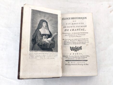 Daté de 1768, voici un ancien et superbe petit livret en cuir fauve au titre de " Eloge Historique ou Vie Abrégée de Sainte Frémiot de Chantal".