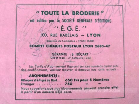 Datant de 1953, voici un grand livret "Toute la Broderie" avec un grand choix de monogrammes et d'alphabets, collection reliée n°2.
