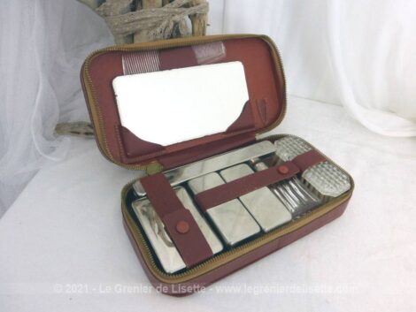 Voici une ancienne trousse toilette de voyage cuir fauve avec boites d'accessoires, brosse et miroir doublé cuir à suspendre.