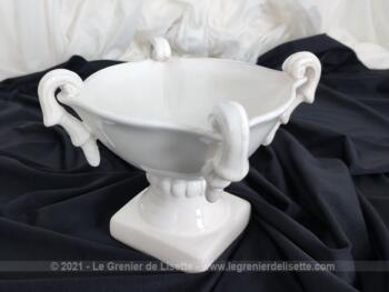 Sur 16 x 22 x 20 cm, voici un vase en céramique blanche décoré de 4 cols de cygne sur la bordure évasée et son socle carré.