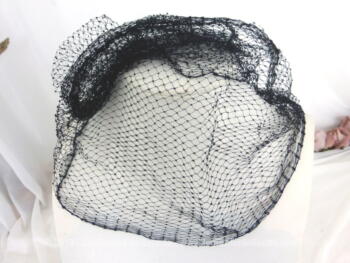 Ancienne résille ou voilette pour chapeau de 125 x 25 cm réalisée avec de fines mailles avec une marque plus forte aux intersections pour un effet discret de pois. Superbe et vintage !