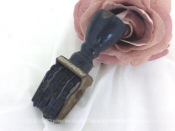 Voici un ancien tampon encreur manche bois avec 4 molettes pour faire tourner les chiffres .