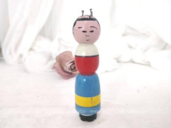 Voici un adorable ancien tricotin en bois, au clous posés de façon artisanale et peint à la main avec une forme très simplifiée et colorée.