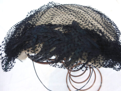 Ancien chapeau bandeau fait main décoré avec des plumes moirées et une grande voilette à retourner sur le dessus le chapeau ou à faire descendre sur le visage. Pièce unique.
