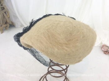 Ancien chapeau bandeau fait main décoré avec des plumes moirées et une grande voilette à retourner sur le dessus le chapeau ou à faire descendre sur le visage. Pièce unique.