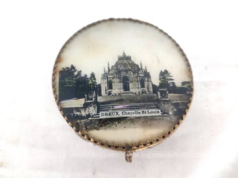 Voici un belle et ancienne bonbonnière en verre sertie de laiton avec sur son couvercle en bakélite, l'image de la Chapelle St Louis à Dreux de l'époque.