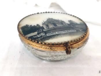 Voici un belle et ancienne bonbonnière en verre sertie de laiton avec sur son couvercle en bakélite, l'image de la Chapelle St Louis à Dreux de l'époque.