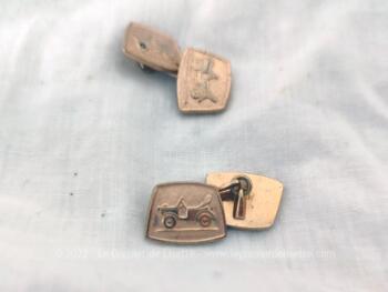 Voici une paire de boutons de manchettes vintages en plaqué or mise en valeur par un décor de voiture rétro et reliés entre eux par une fine tige.
