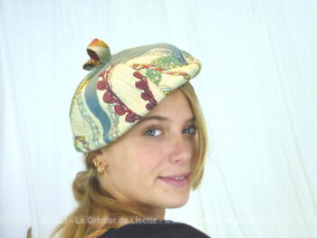 Chapeau forme casquette en tissus coloré des années 60/70 portant l'étiquette " Marie-Charlotte à Bordeaux" - Tour de tête 56/57 cm.
