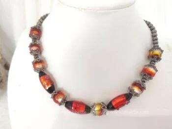 Voici un superbe collier en perles Murano dans les ton rouge, orange et noir. Pour un décolleté illuminé.