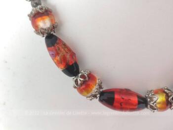 Voici un superbe collier en perles Murano dans les ton rouge, orange et noir. Pour un décolleté illuminé.