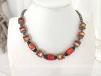 Voici un superbe collier en perles Murano dans les ton rouge, orange et noir. Pour un décolleté illuminé.