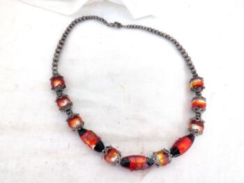 Voici un superbe collier en perles Murano dans les ton rouge, orange et noir. Pour un décolleté illuminé.