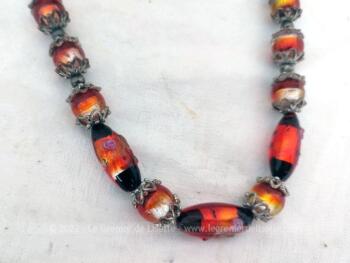 Voici un superbe collier en perles Murano dans les ton rouge, orange et noir. Pour un décolleté illuminé.