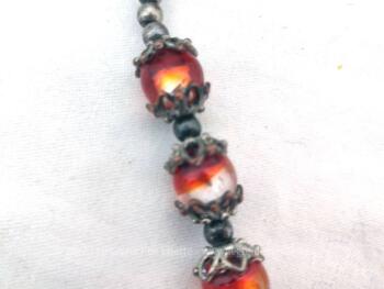 Voici un superbe collier en perles Murano dans les ton rouge, orange et noir. Pour un décolleté illuminé.