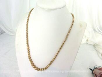 Voici un beau collier de 62 cm de long en fausses perles nacrées de bonne qualité à porter pour avec élégance pour une allure vintage et rétro assurée.