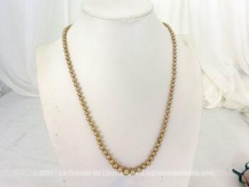 Voici un beau collier de 62 cm de long en fausses perles nacrées de bonne qualité à porter pour avec élégance pour une allure vintage et rétro assurée.