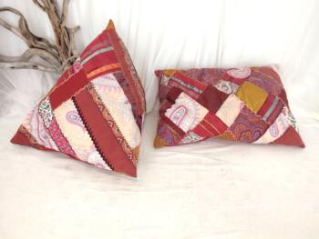 Voici un duo de coussins originaux cousus en motif Patchwork Quilt dont un avec une forme rectangulaire et l'autre en berlingot.