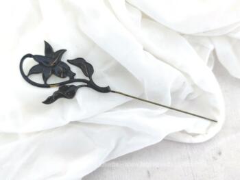 Sur 12 cm de long, voici une ancienne épingle à chapeaux composée d'un décor en laiton formant une petite fleur recouvert d'une laque noire. Trop vintage !