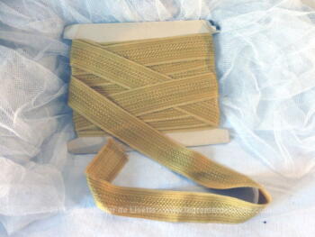 Ancien galon de passementerie de 3.5 cm de large et sur 750 cm de long de couleur jaune or avec pour décor un fin quadrillage.