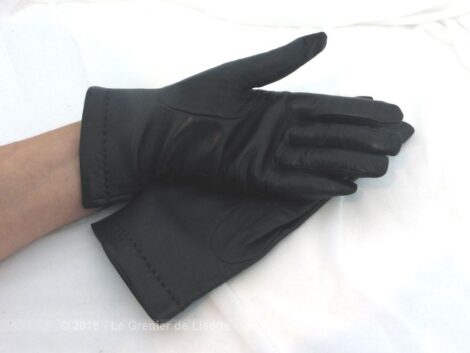 Voici en taille 8, une paire de gants vintage encore attachés entre eux, en cuir agneau noir avec fine couture relief sur le dessus.