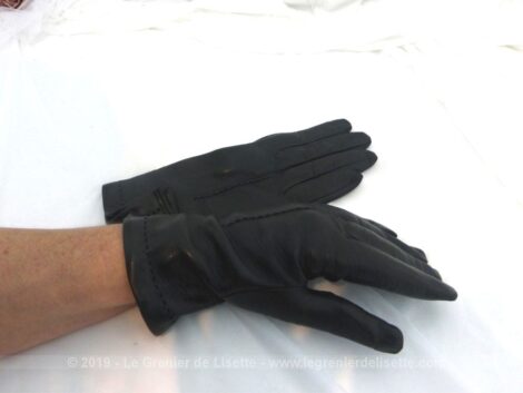 Voici en taille 8, une paire de gants vintage encore attachés entre eux, en cuir agneau noir avec fine couture relief sur le dessus.