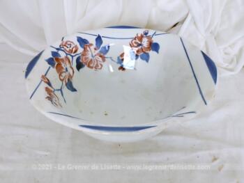 Ancien saladier creux en Digoin Sarreguemines modèle Mai datant du milieu du XX° aux décors de clématites roses et bleus.