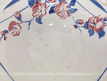 Ancien saladier creux en Digoin Sarreguemines modèle Mai datant du milieu du XX° aux décors de clématites roses et bleus.