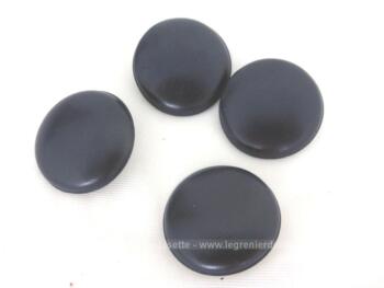 Voici un lot de 4 boutons bombé de 3 cm de diamètre en cuir marine foncé.