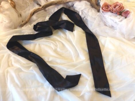 Voici une belle lavallière vintage en satin noir de 180 x 6 cm de large pour un joli noeud autour du coup comme autrefois