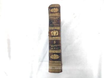 Voici un très ancien livre de 1826 portant le titre de "Vie des Pères, des Martyrs et des autres Principaux Saints" pour le mois de Mai sur 580 pages.