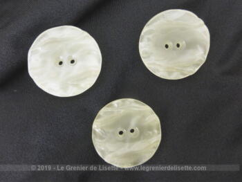 Lot de 3 boutons en plastique moulé et façonnée de 3 cm de diamètre 0.5 cm d'épaisseur de couleur blanc nacré irisé.