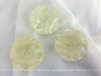 Lot de 3 boutons en plastique moulé et façonnée de 3 cm de diamètre 0.5 cm d'épaisseur de couleur blanc nacré irisé.