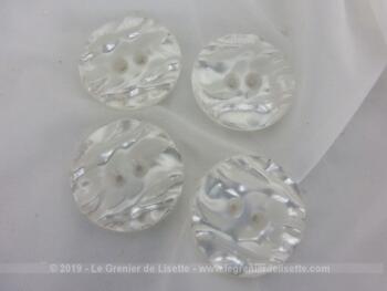 Lot de 4 boutons en plastique moulé et façonnée de 3 cm de diamètre 0.5 cm d'épaisseur de couleur blanc nacré irisé.