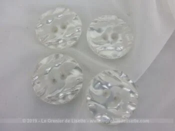 Lot de 4 boutons en plastique moulé et façonnée de 3 cm de diamètre 0.5 cm d'épaisseur de couleur blanc nacré irisé.