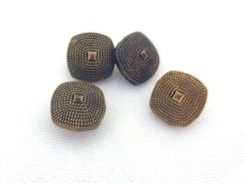 Voici un lot de 5 boutons en métal couleur vieil or doré en forme de pyramide ouvragée.