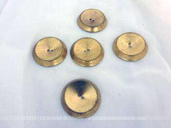 Voici un lot de 5 boutons en métal couleur doré en forme de dôme creux pour un effet plongeant.