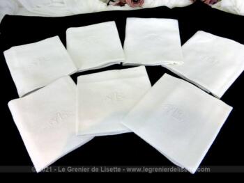 Voici un superbe lot de 7 anciennes serviettes en beau coton damassé brodées des monogrammes Y et B. Un air d'antan sur votre table....