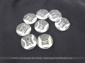 Voici un lot de 8 boutons plastique transparent comme du verre avec le dos ciselé pour donner un effet de lumière.