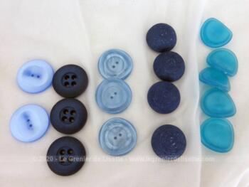 Lot de 17 boutons de formes et de tailles différentes mais tous dans les tons de bleu.