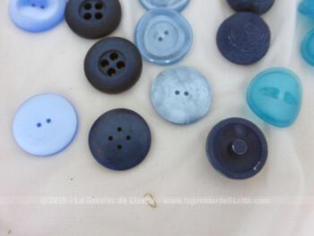 Lot de 17 boutons de formes et de tailles différentes mais tous dans les tons de bleu.